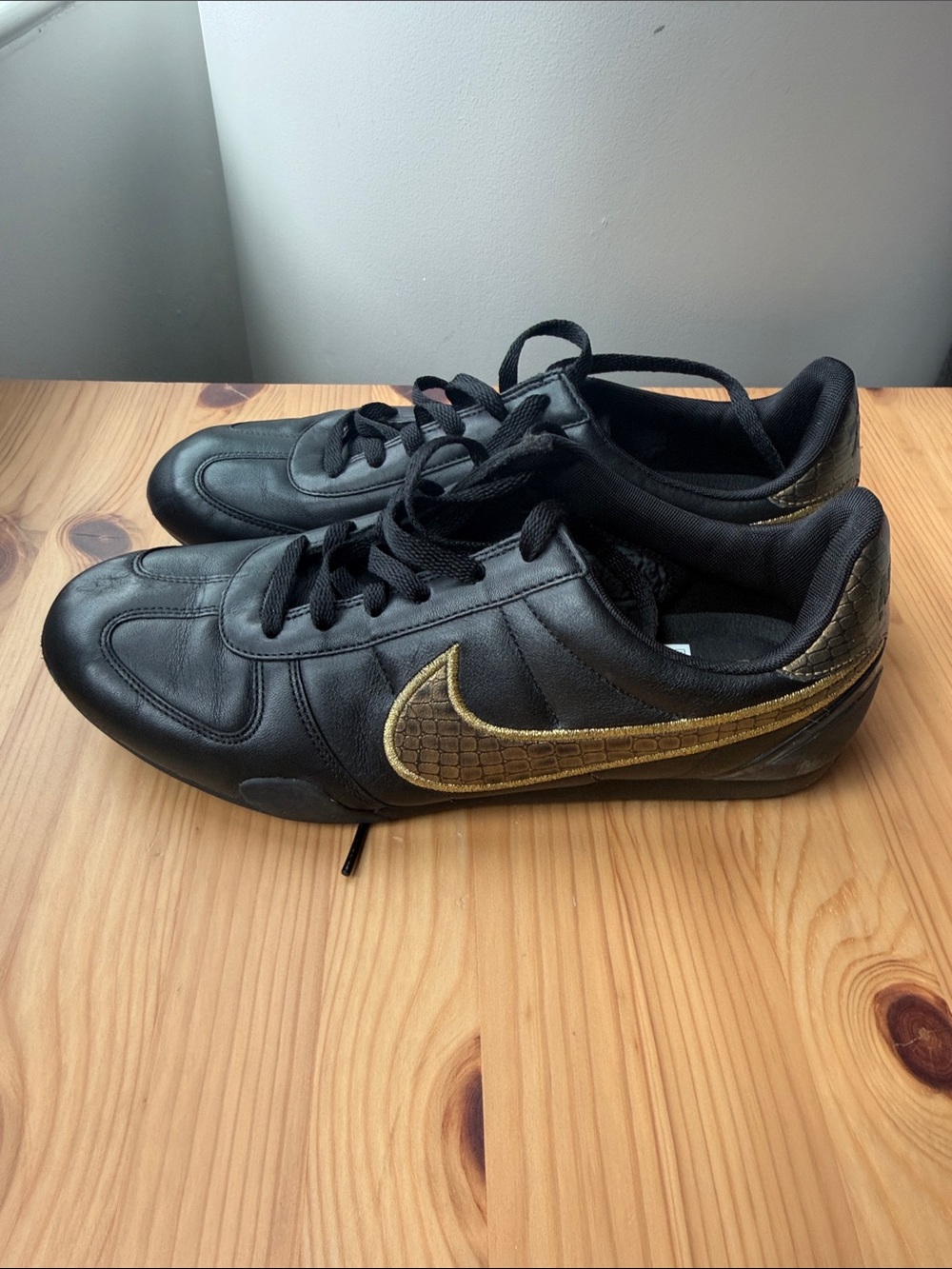 NWOT Women’s Nike Sprint Sister Sneakers Black and Gold 8.5 311919-071